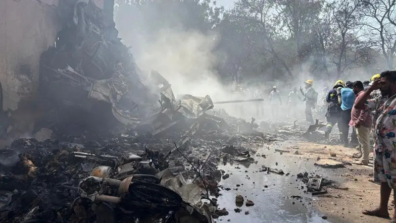 AVIÓN CON DESTINO A LONDRES SE ESTRELLÓ EN LA INDIA